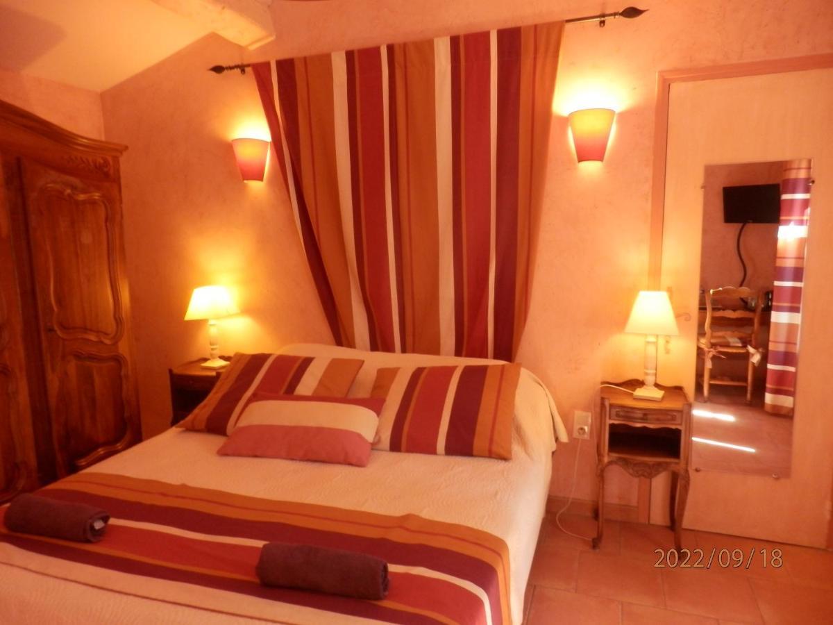 Mas Les Vieux Chenes Bed & Breakfast ลอมเบสค์ ภายนอก รูปภาพ