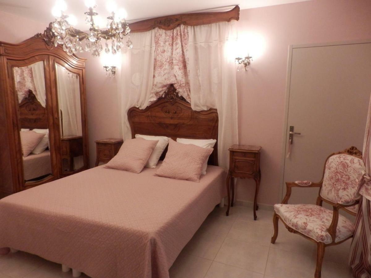 Mas Les Vieux Chenes Bed & Breakfast ลอมเบสค์ ภายนอก รูปภาพ
