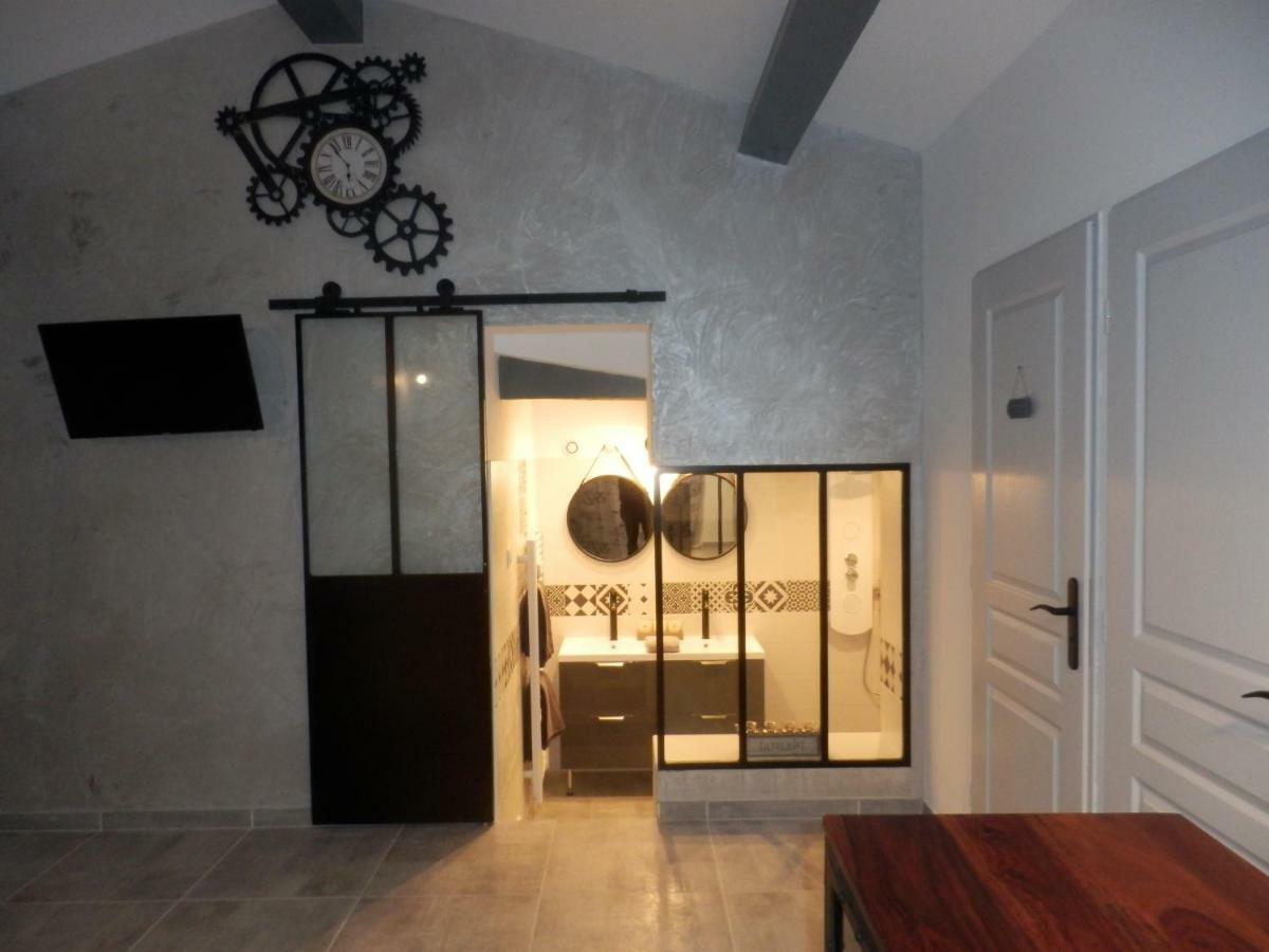 Mas Les Vieux Chenes Bed & Breakfast ลอมเบสค์ ภายนอก รูปภาพ
