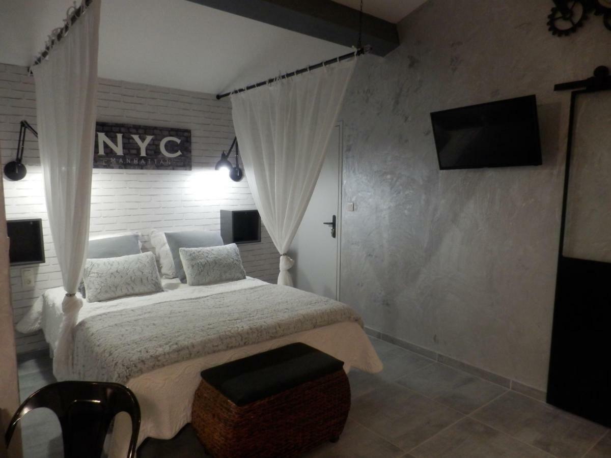 Mas Les Vieux Chenes Bed & Breakfast ลอมเบสค์ ภายนอก รูปภาพ
